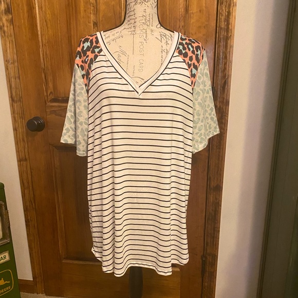 BiBi Short Sleeve V-Neck Striped/Leopard Tunic - Picture 2 of 7